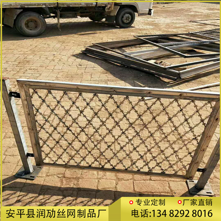 公路<a href='http://www.aprunmai.com/'>护栏网厂家</a>