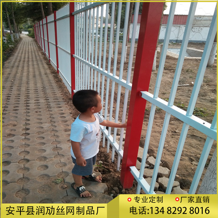 公路<a href='http://www.aprunmai.com/'>护栏网厂</a>家