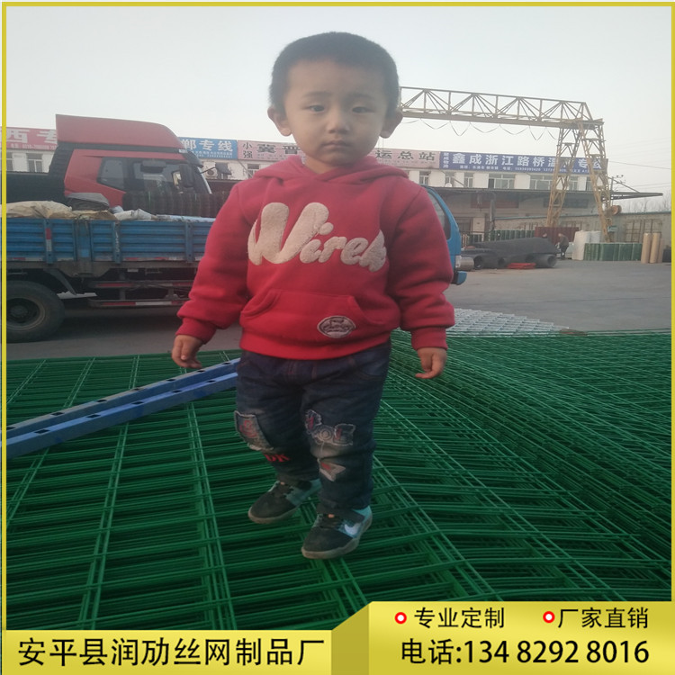 <a href='http://www.aprunmai.com/'>公路护栏网厂</a>家