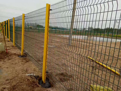 <a href='http://www.aprunmai.com/'>公路护栏网厂</a>家