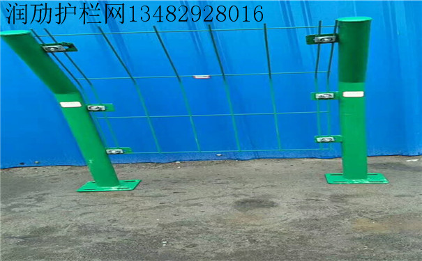 <a href='http://www.aprunmai.com/'>公路护栏网厂</a>家