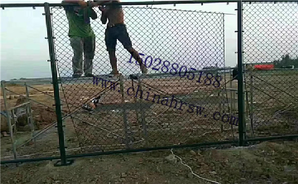 体育场围栏网安装过程